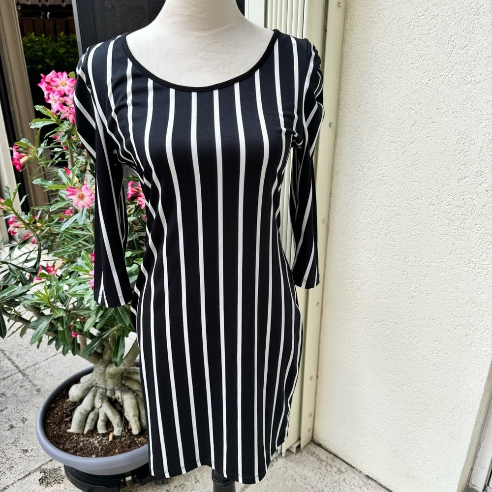 TOUCH ME. Body Con, Vertical Striped dress. Ruched Sleeves. 3/4 sleeves. M.